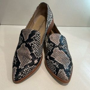 Women’s shoe by Treasure &Bond Faux snake skin loafer size 7m . Good condition